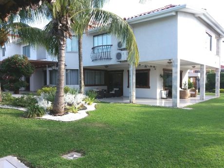 Hermosa Casa De 2 Plantas Sobre Avenida En El Barrio Las Palmas