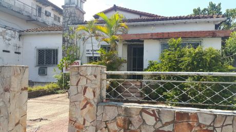 Vendo Casa En Sajonia, Sobre Carlos A Lopez, A Refaccionar