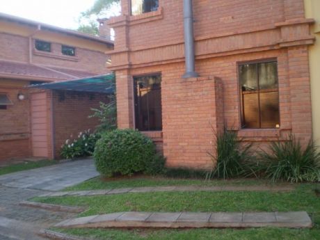 Hermosa Casa En Condominio Arbolada