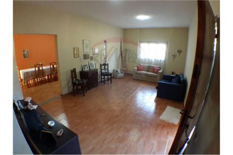 Vendo Casa Con Amplio Jardín, Detrás Del Cit