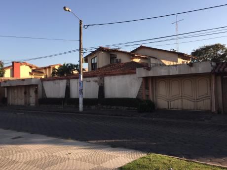 Amplia Casa En B/cooper Con Salida A Dos Calles