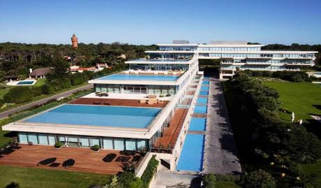 Edificio único En Punta Del Este. Ubicación Espectacular.