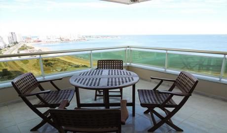 Frente Al Mar. Edificio De Gran Categoría En Punta Del Este.
