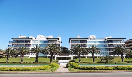 Frente Al Mar. Edificio De Gran Categoría En Punta Del Este.