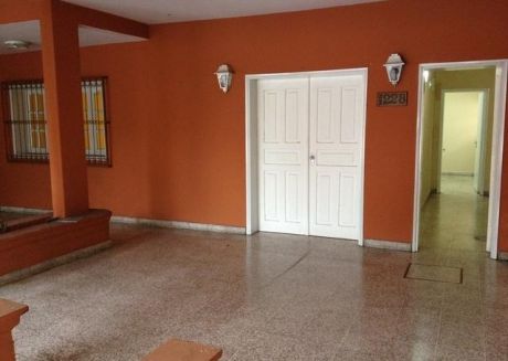 Vendo Casa En El Centro. Sobre La Calle Capitan Figari