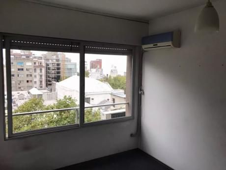 Cómodo Y Luminoso, En Piso Alto. Con Portería Y Garage!
