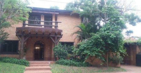 Casa Hermosa En Barrio Mburucuya