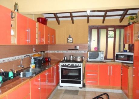 Vendo Hermosa Casa De Dos Plantas En Lambaré