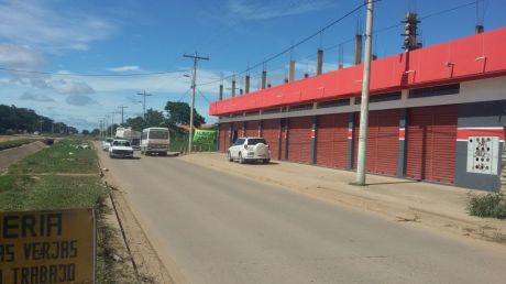 Negocio Y Vivienda Casa Con Tiendas Comerciales En Esquina Y Sobre Avenida
