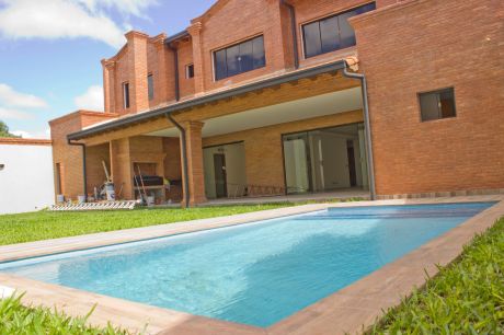 Fina Residencia En Villa Aurelia