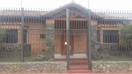 Vendo Hermosa Casa En Mariano Roque Alonso En Esquina Se Mi Amoblado!!!!!