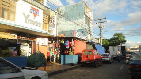 En Venta Casa Como Terreno, Zona Mercado Los Pozos