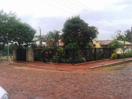 En Venta Amplia Y Confortable Residencia En Esquina