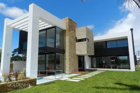 Residencia Minimista A Estrenar, 410m2 Edificados Con Costa Al Lago. ~ Con Renta
