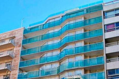 Amplio Departamento Premium Con Patio Y Servicio Completo, Estrene. Av. Brasil Y Rambla.
