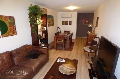 Amplio Apartamento Con Patio Y Garaje En Edificio Con Servicios.