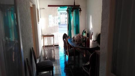 Casa De 2 Dormitorios En Ph Sobre Calle, Próxima A Avenidas!
