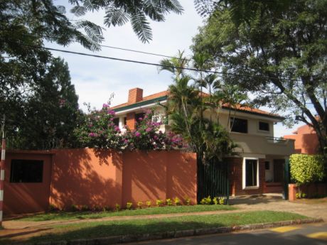 Barrio 100% Residencial, Los Laureles, Casa 3 Dorm. Escrit. Piscina. Cod: Alc229
