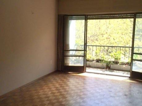 Amplio Apartamento Con CalefacciÓn Y Portero. Barrios AmorÍn Casi Constituyente.