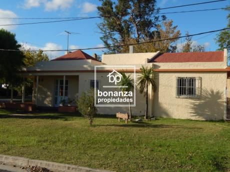 Casa En Venta, A 5 Cuadras De La Playa. Piriápolis