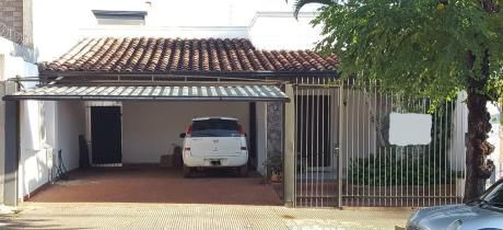 Capital Ofrece Casa En Barrio Herrera.
