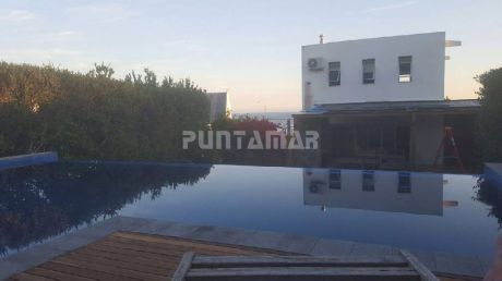 3 Suites Mas Dep. De Serv. Y Toilette, Estar En Planta Baja, Living Comedor En Planta Alta, Excelente Vista Al Mar, Piscina, Parrillero. A Metros De La Playa!