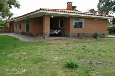 Destacada Residencia En Lomas De Solymar, Completamente Reciclada Y Con Amplias Comodidades.