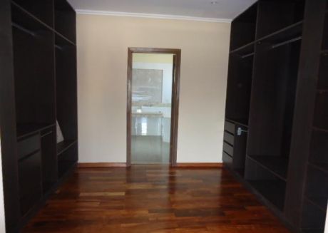 Preciosa Residencia A Estrenar Con 4 Dormitorios Barrio Mcal Estigarribia