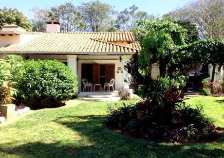 Casa Quinta Con Toda La Infraestructura Moderna. Pileta, Quincho, Área De Servicio. PerÍmetro Totalmente Cubierto Con Muralla