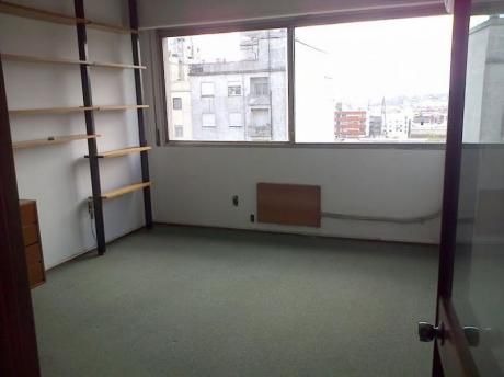 Oficina En Pleno Centro!!! Piso Alto.-