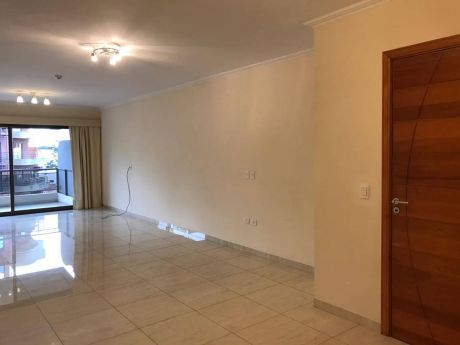 Vendo Amplio Departamento En Zona Colegio Internacional.