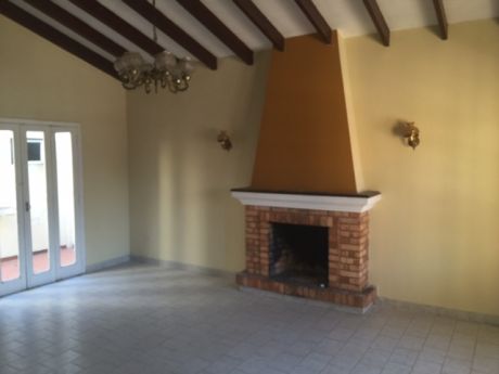 Alquilo Casa A Una Cuadra De Venezuela