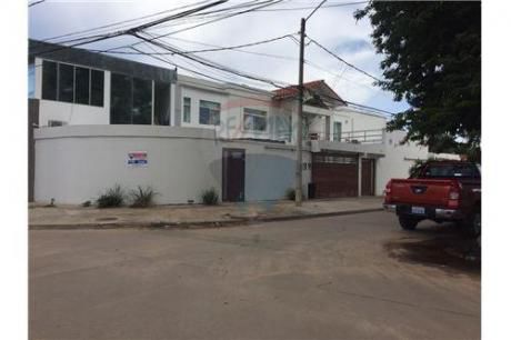 En Venta Amplia Casa En En Esquina