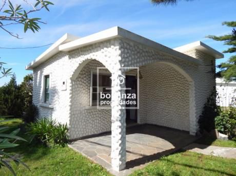 Casa En Venta A 2 Cuadras De La Playa, Punta Fría, Piriápolis