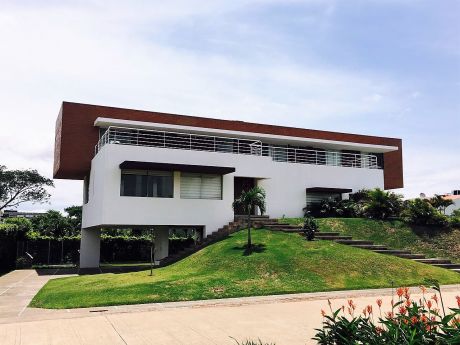 Moderna Casa Familiar, De 3 Dormitorios