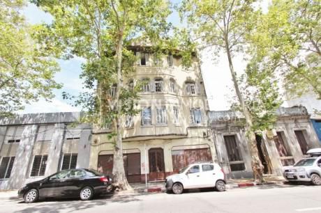 Apto. 2 Dorm (opc. 3) Barrio Sur, 200m Rbla. 1 Baño. Interior, 1er Piso X Esc.