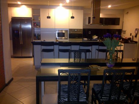 Casa Estilo Minimalista De 4 Dormitorios En Barrio San Pablo