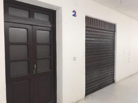 Local De 20 M2 Con Estante Empotrado Y BaÑo