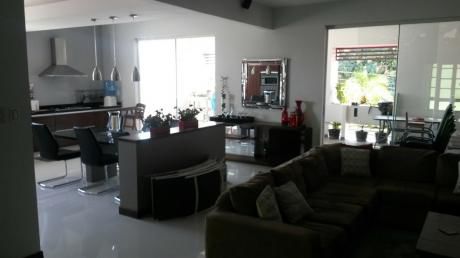 Amplia Casa En Alquiler