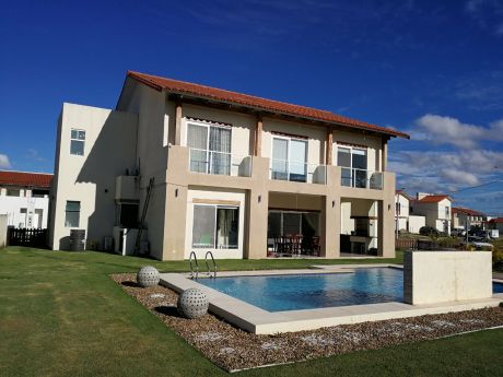 En Alquiler Hermosa Casa En Santa Cruz De Las Colinas