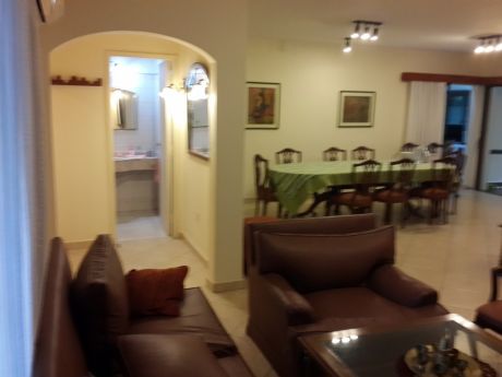 Casa En Villa Morra En Esquina