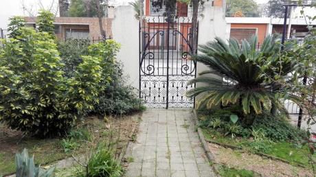 Amplia Casa Con Gran Fondo De 250m2. 2 Meses Gratis