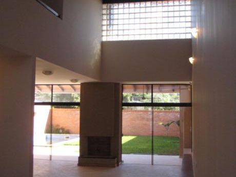 Alquiler Casa Barrio Miraflores Usd 2.000 + Iva Con Piscina