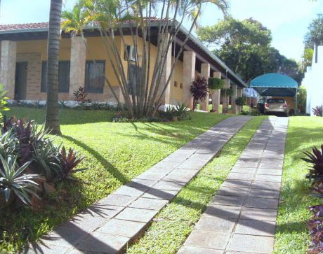 Super Residencia En Zona Nazareth!! 1728 M2!!!!