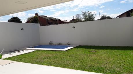 Alquilo Hermosa Casa Pareada En Barrio Mburukuya!!