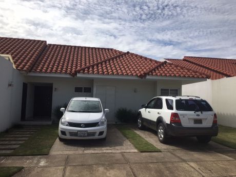 Casa En Venta En Condominio Las Palmas 2