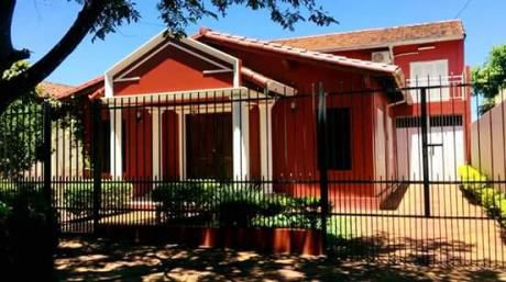 Casa Con Piscina En Ciudad Nueva