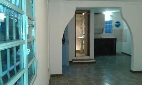 Casa, 1 Dormitorio+oficina Con Churrasquero, Luz Y Agua Incluidos En El Precio.