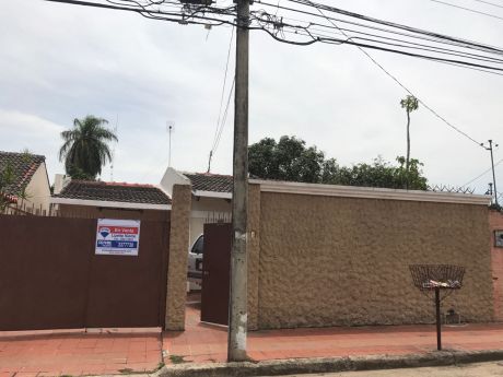 En Venta Bella Casa En La Av. Canal Cotoca