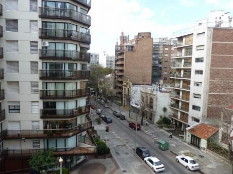 Apartamento En El Mejor Lugar De Pocitos, Al Frente, Con Vigilancia 24 Horas.